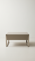 Minimalistischer Couchtisch aus gebürstetem Metall und Taupe-Lack